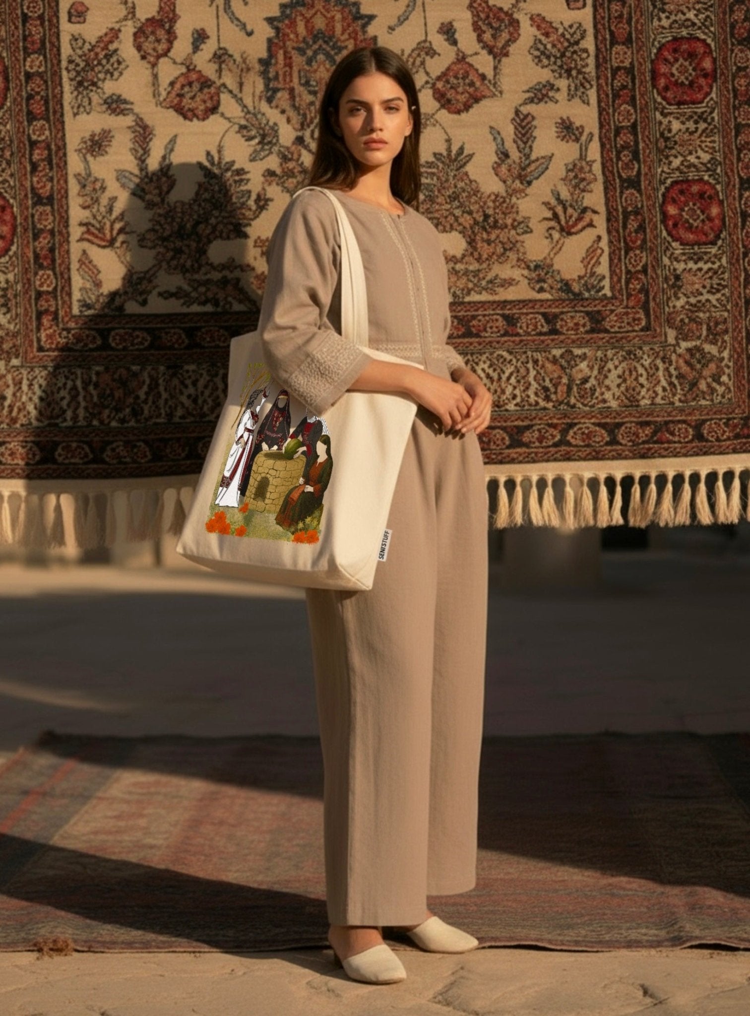 Tote bag Seni'Stuff en coton beige, motif artistique inspiré d’une scène traditionnelle palestinienne, accessoire symbolique.