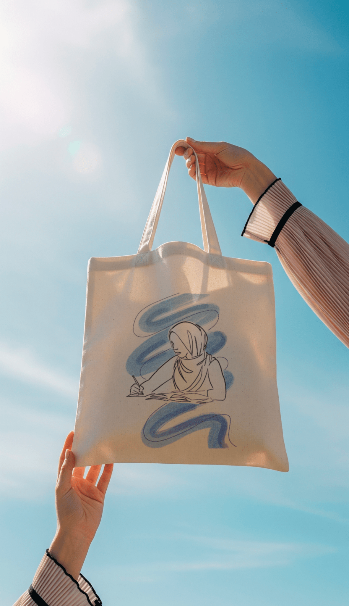 Close up d'un sac fourre tout de la marque senistuff une femme portant un voile en train décrire et de méditer calmement