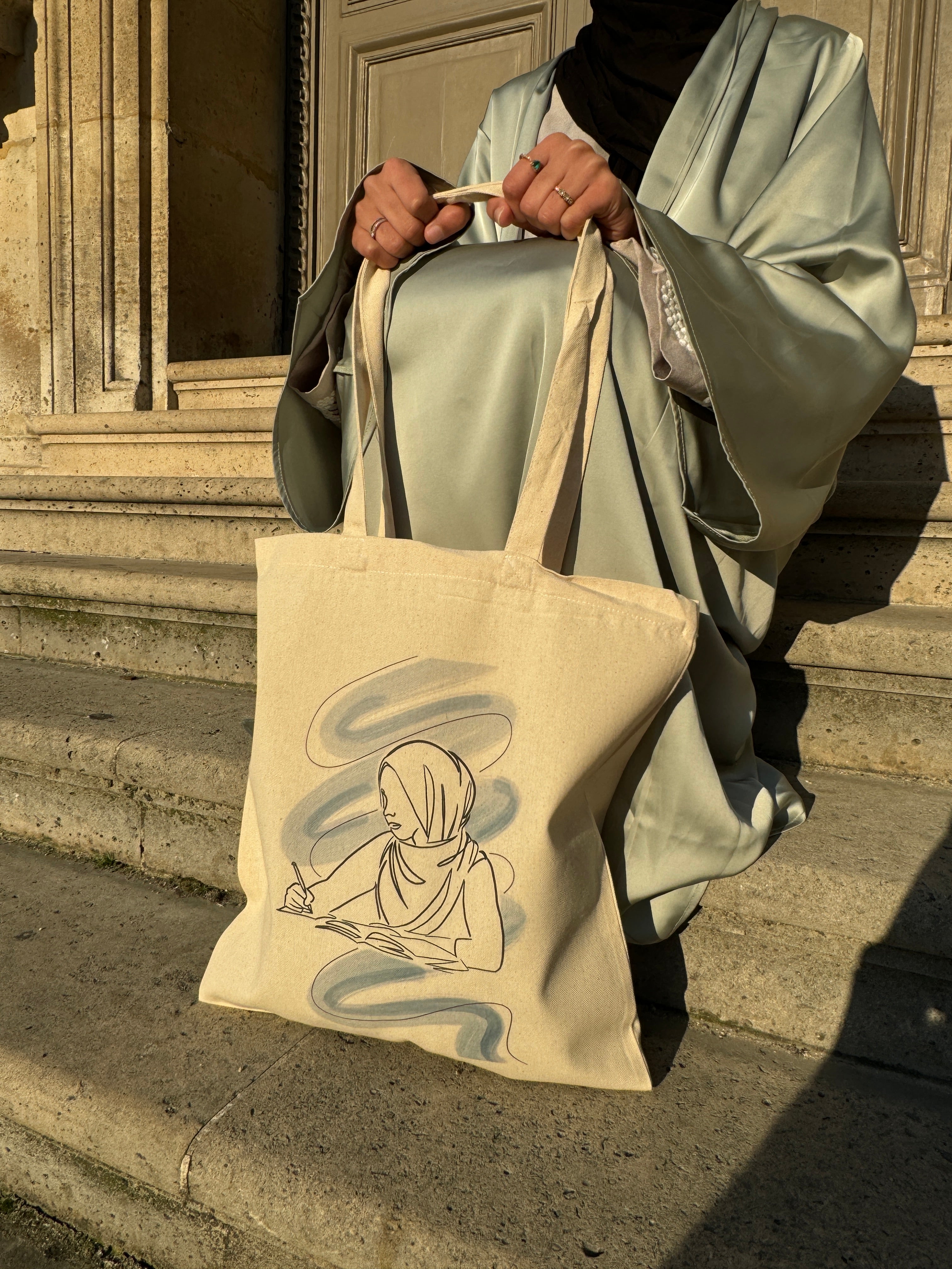Le stuffy , les femmes qui portent haut et fort les sacs de la marque Seni'Stuff