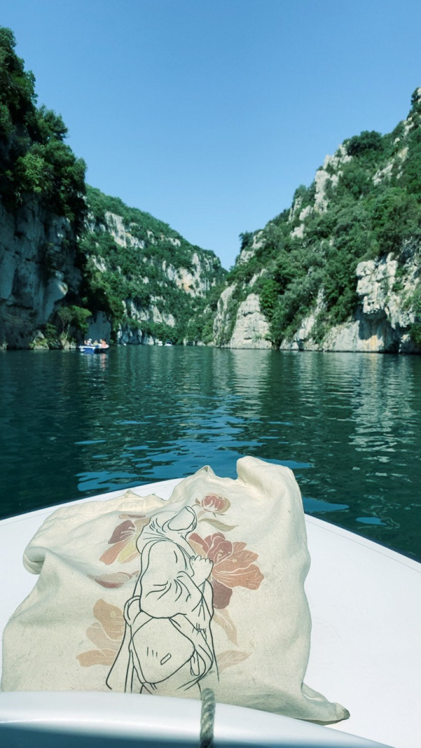 Le stuffy , les femmes qui portent haut et fort les sacs de la marque Seni'Stuff