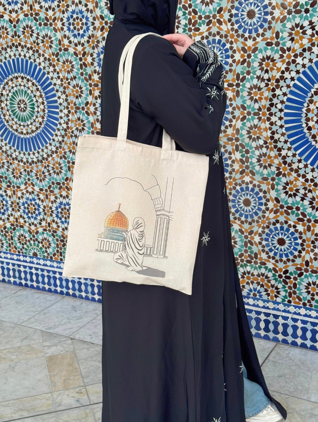 Le stuffy , les femmes qui portent haut et fort les sacs de la marque Seni'Stuff