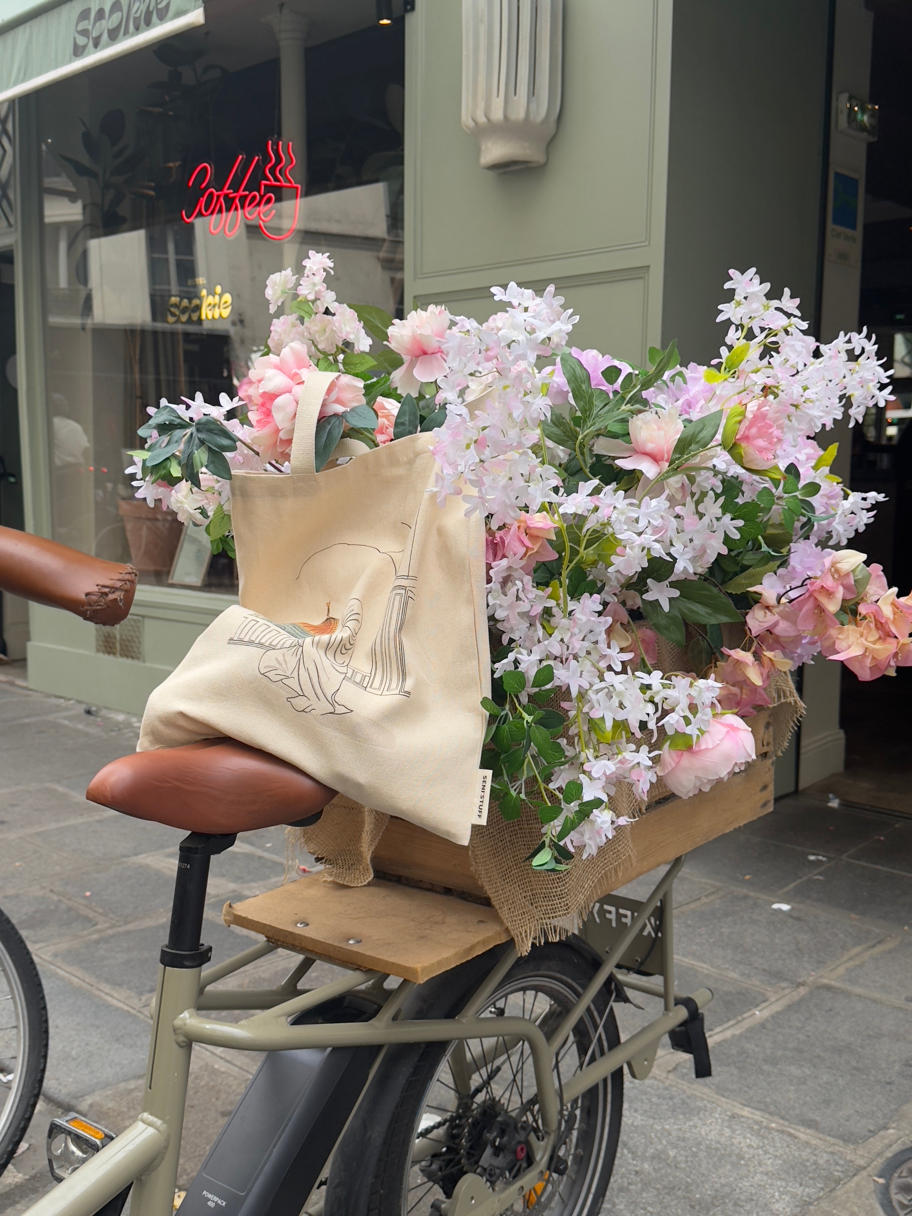 Le stuffy , les femmes qui portent haut et fort les sacs de la marque Seni'Stuff