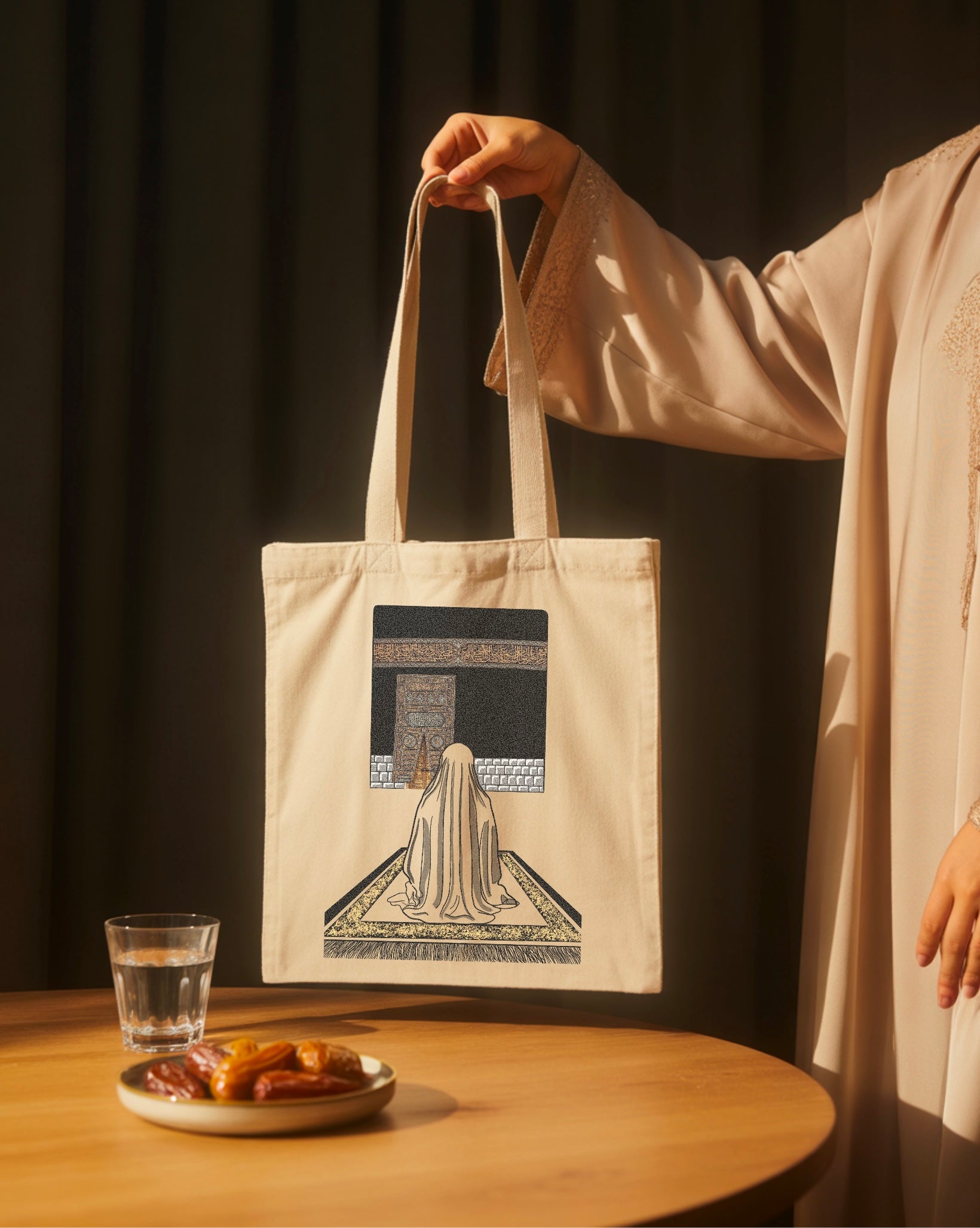Tote bag Seni'Stuff en coton écru, design artistique avec motif doré inspiré de la Kaaba, accessoire spirituel et symbolique.