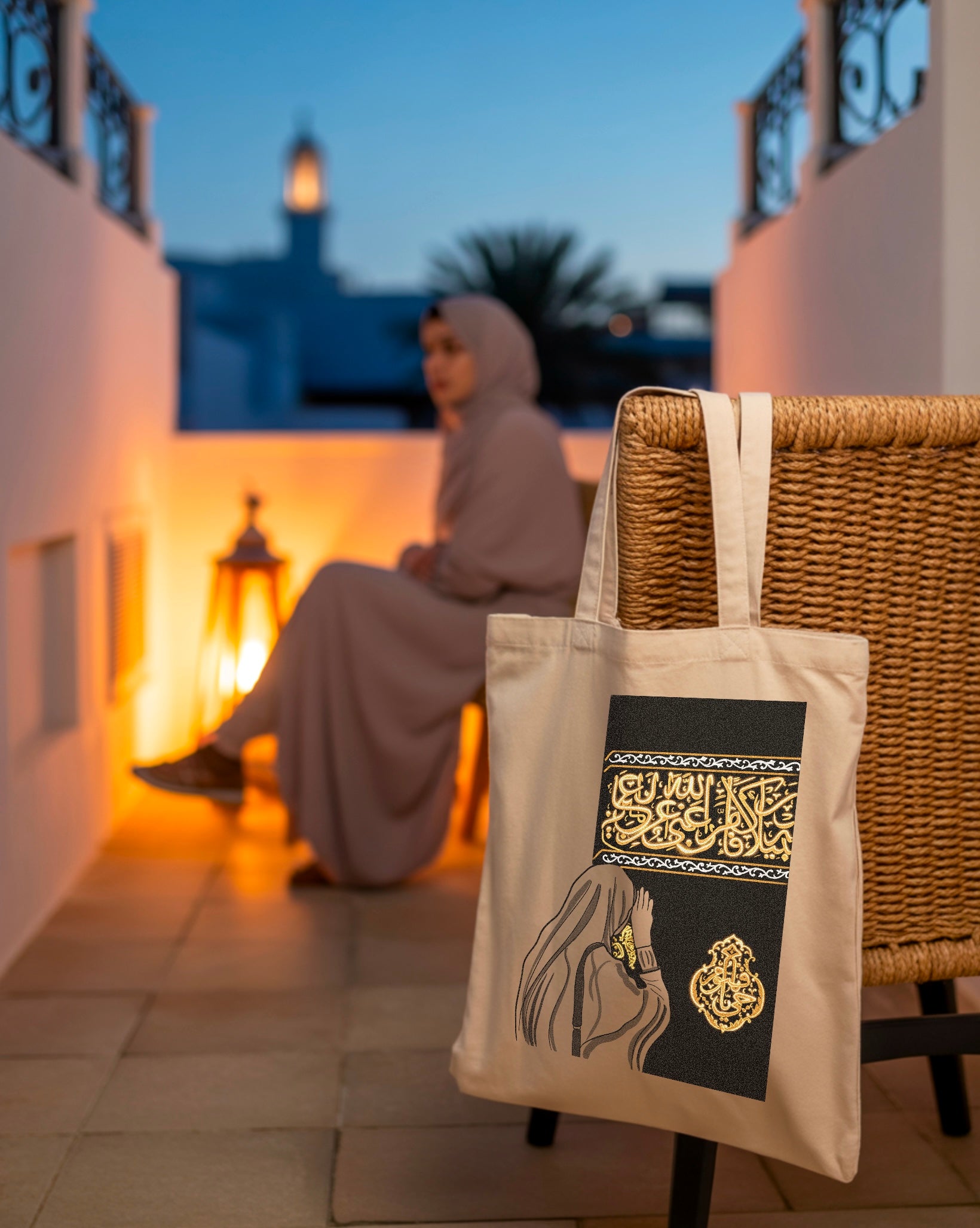 Tote bag Seni'Stuff en coton écru, design artistique avec motif doré inspiré de la Kaaba, accessoire spirituel et symbolique.