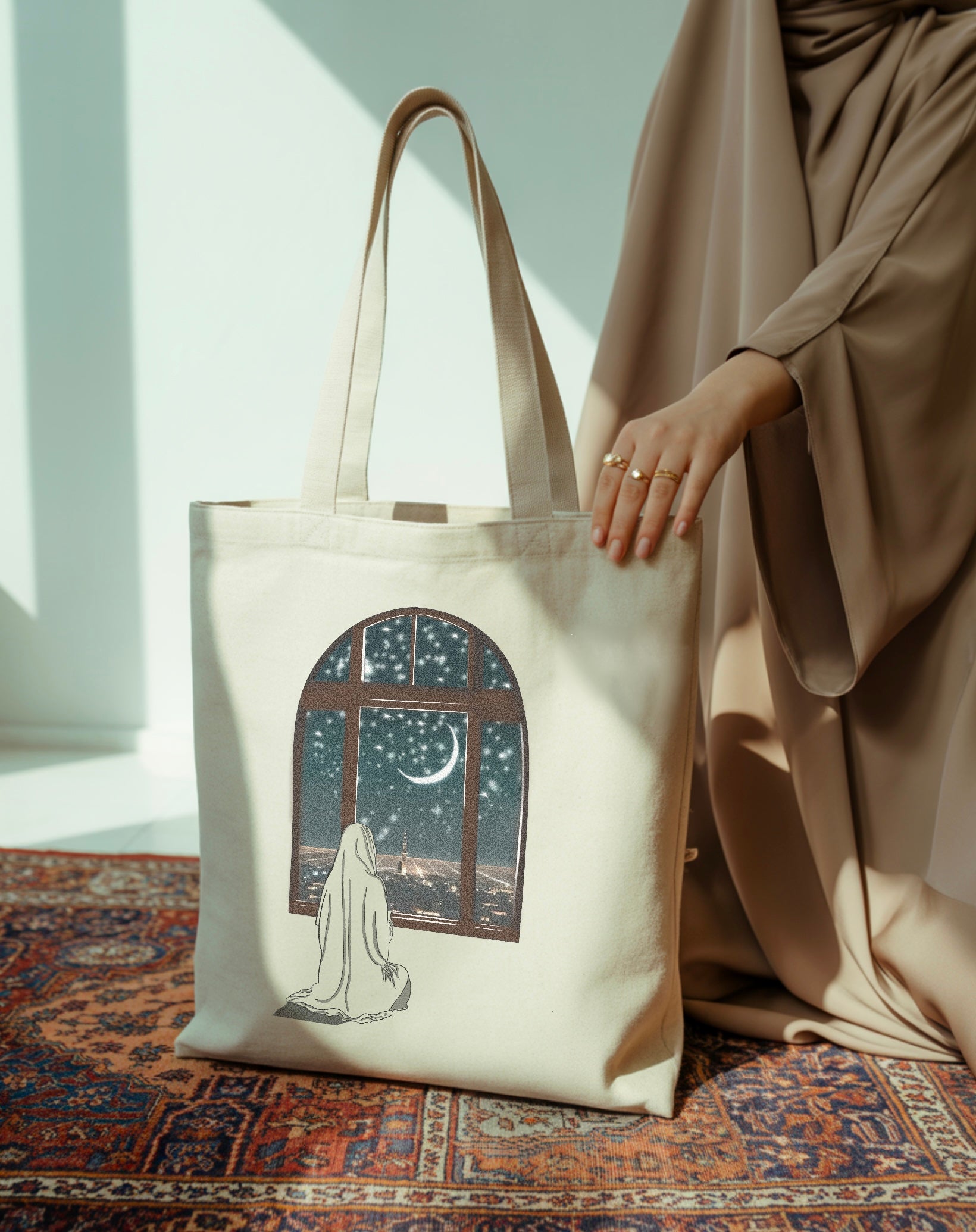 Tote bag Seni'Stuff en coton naturel, illustration artistique d’une silhouette contemplant la lune et les étoiles, design spirituel.