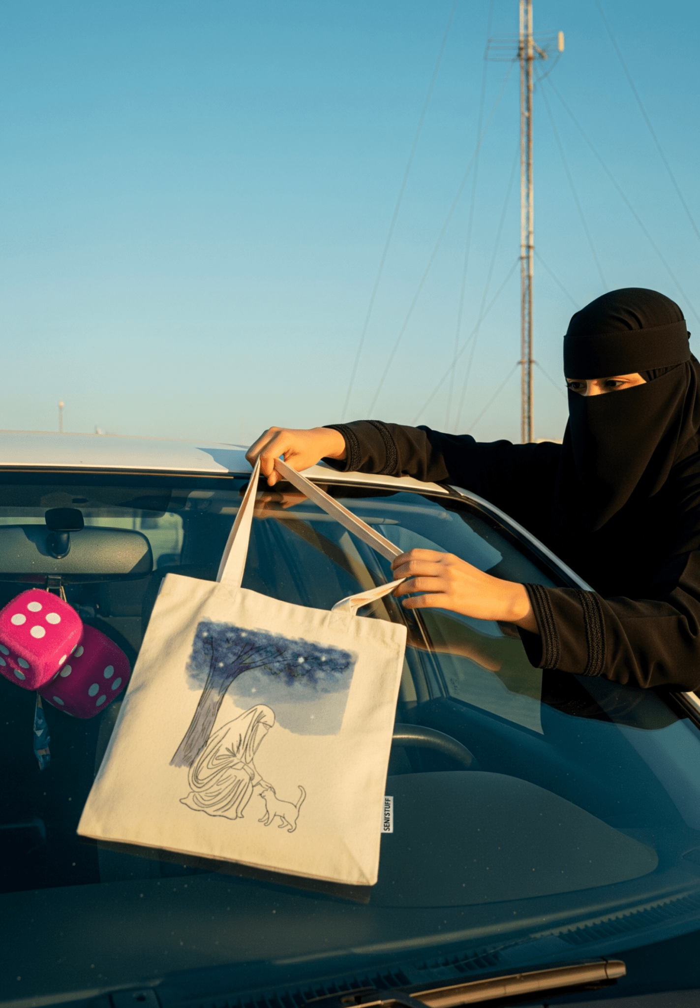 Tote bag en coton naturel Seni'Stuff, motif artistique inspiré d’une scène sous un arbre, style poétique et intemporel.