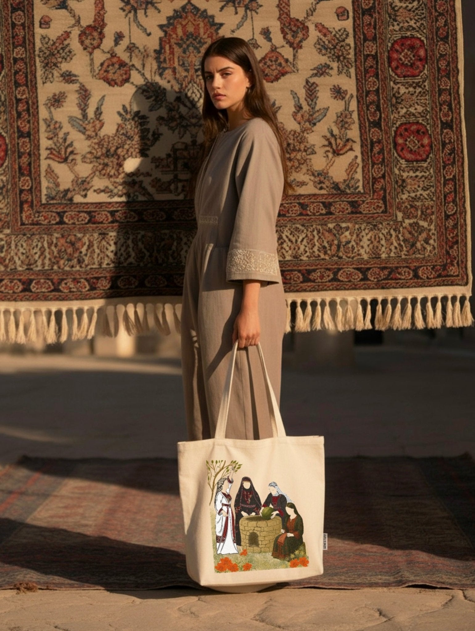 Tote bag Seni'Stuff en coton beige, motif artistique inspiré d’une scène traditionnelle palestinienne, accessoire symbolique.
