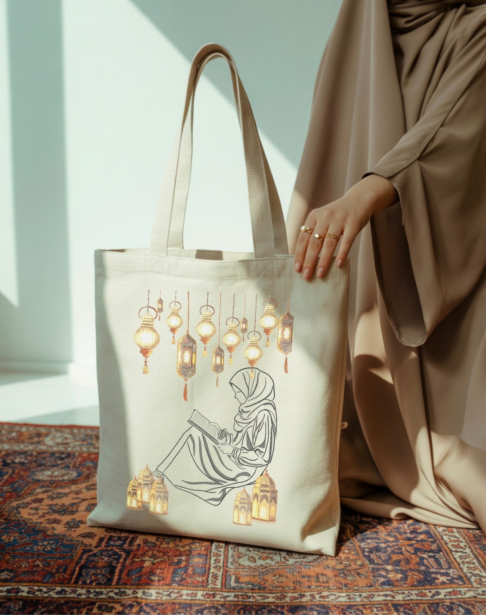 Tote bag Seni'Stuff en coton beige, design artistique avec silhouette féminine lisant et lanternes de Ramadan, style poétique.