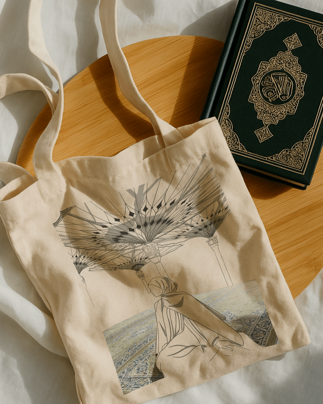 Sac fourre-tout beige avec dessin d’une femme voilée assise sous les célèbres ombrelles de la mosquée de Médine, ambiance spirituelle.