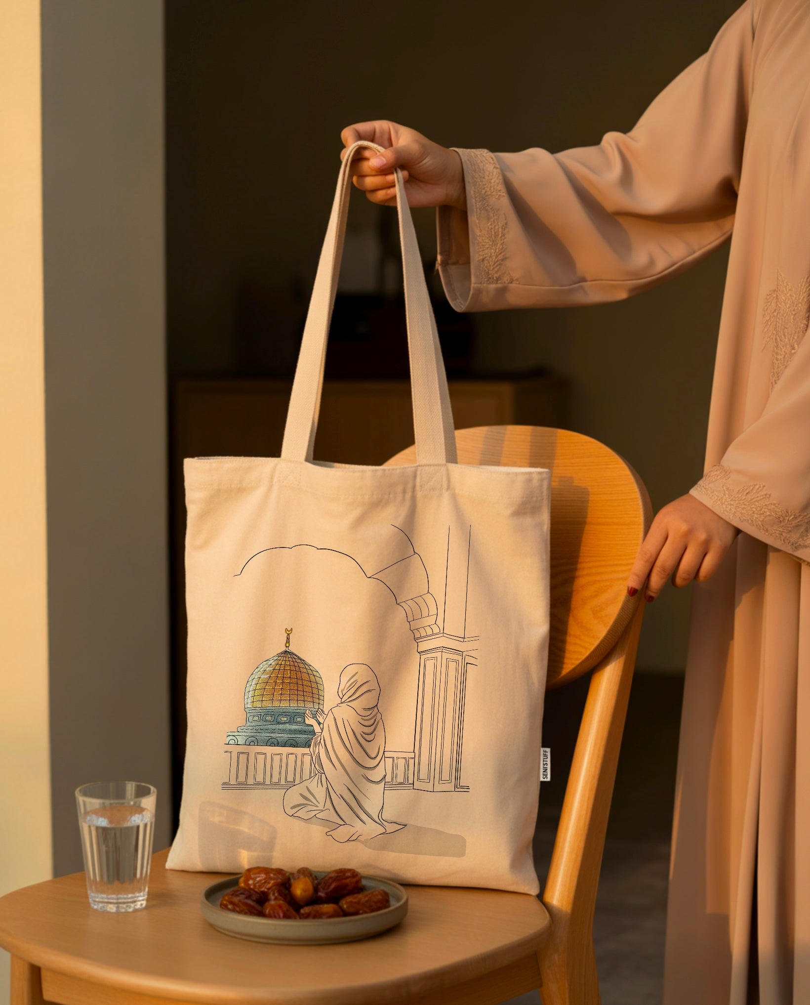 Sac fourre tout Seni'stuff représentant une femme qui prie devant la mosquée al aqsa