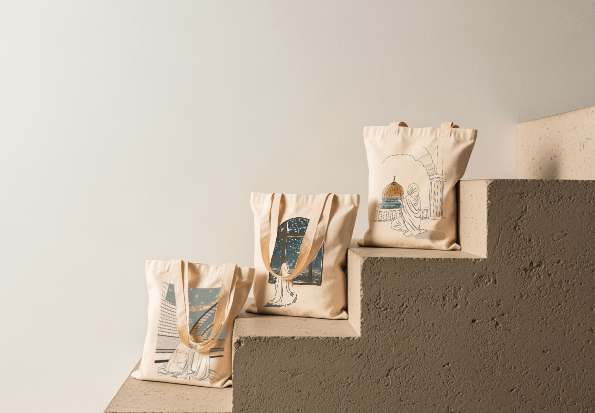 Trois tote bags Seni’Stuff posés sur des marches, décorés d’illustrations inspirées de la foi et de la Palestine : mosquée, prière et ciel étoilé.