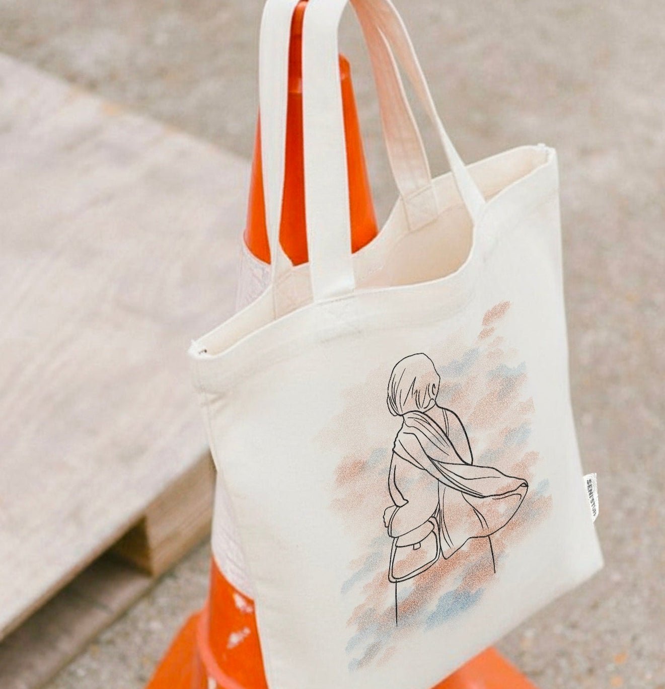 tote bag sac fourre tout seni'stuff d'une femme voilée dans les nuage, photo shoot street seni'stuff