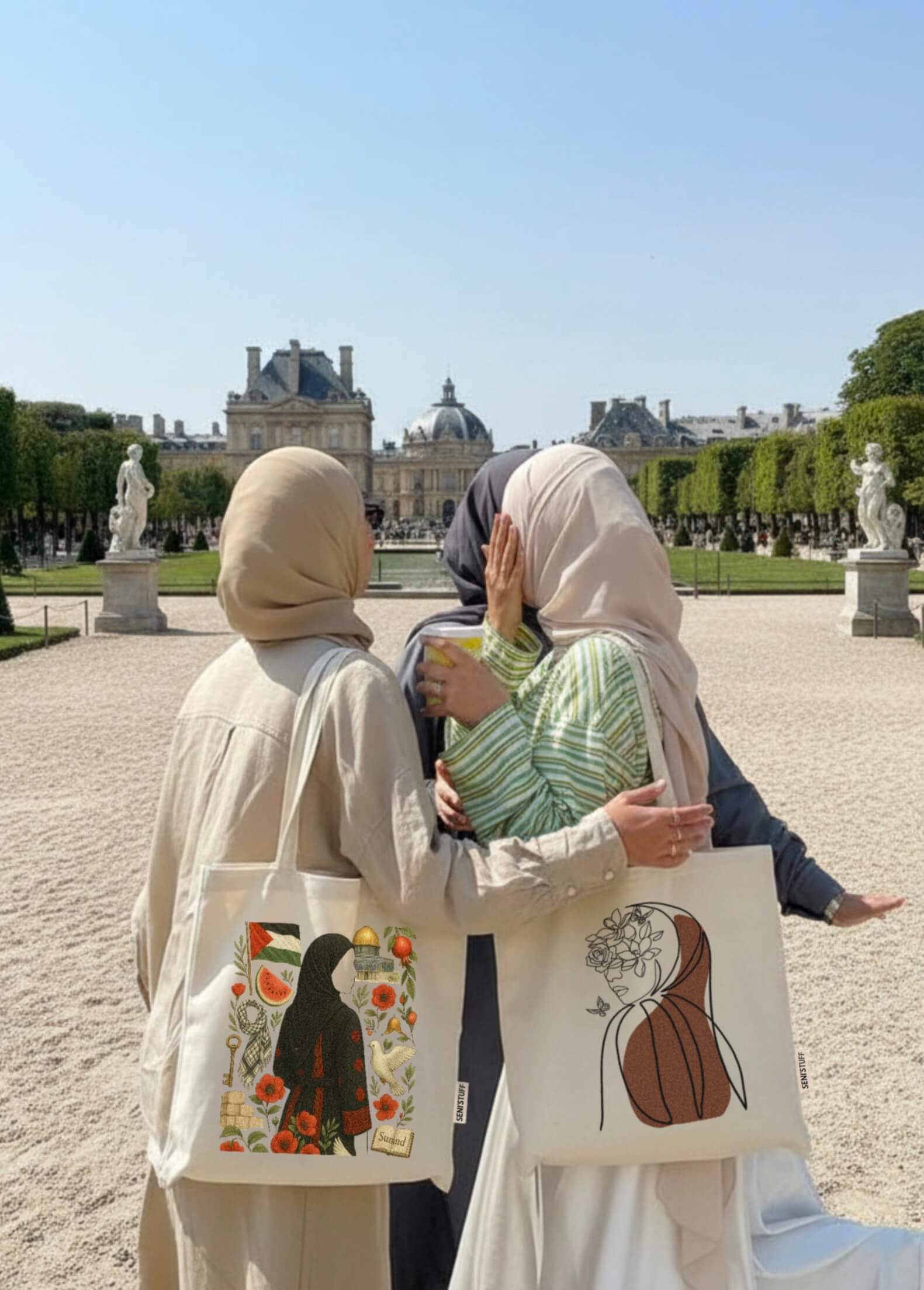 Trois femmes voilées marchant ensemble dans les jardins des Tuileries à Paris, portant des tote bags Seni'Stuff illustrés, symboles de sororité et d’élégance engagée.