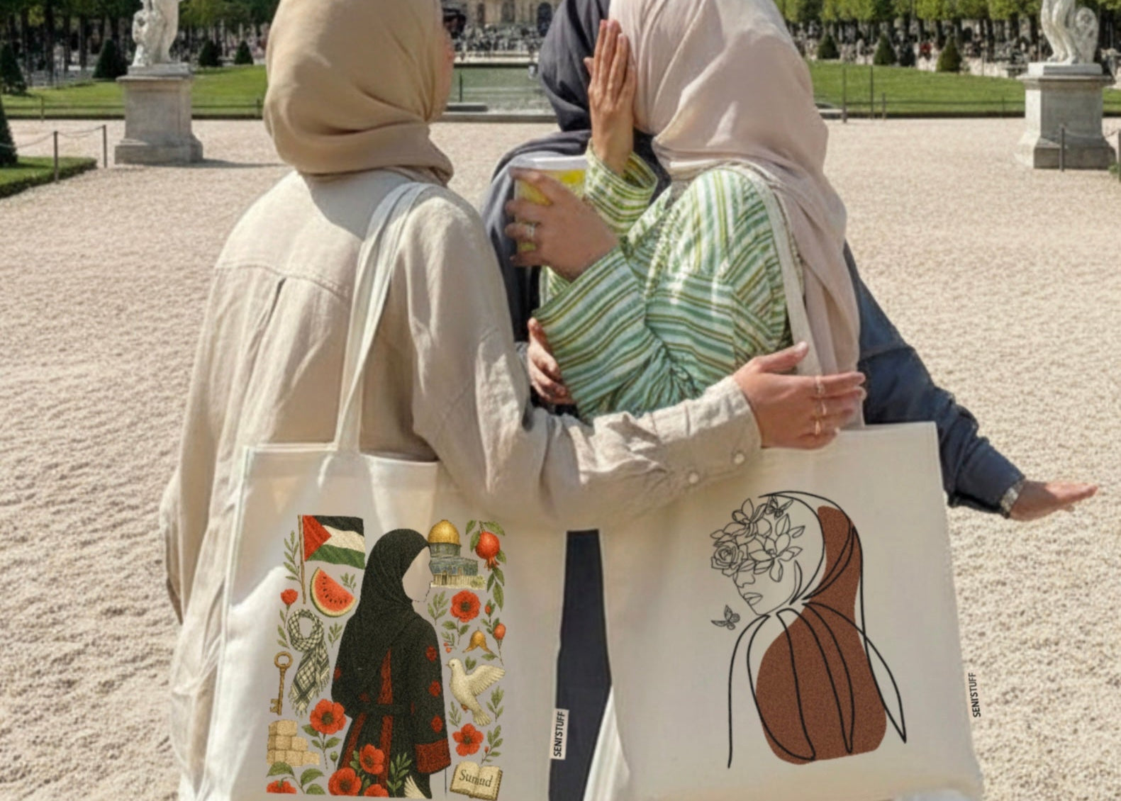 photo d'accueil de la page la galerie des stuffy représentant un groupe d'amies portant des tote bags de la marque senistuff 