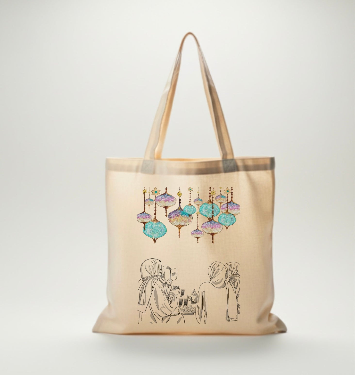 Sac fourre-tout en toile beige avec illustration de femmes voilées partageant un repas, lanternes colorées typiques du Ramadan.