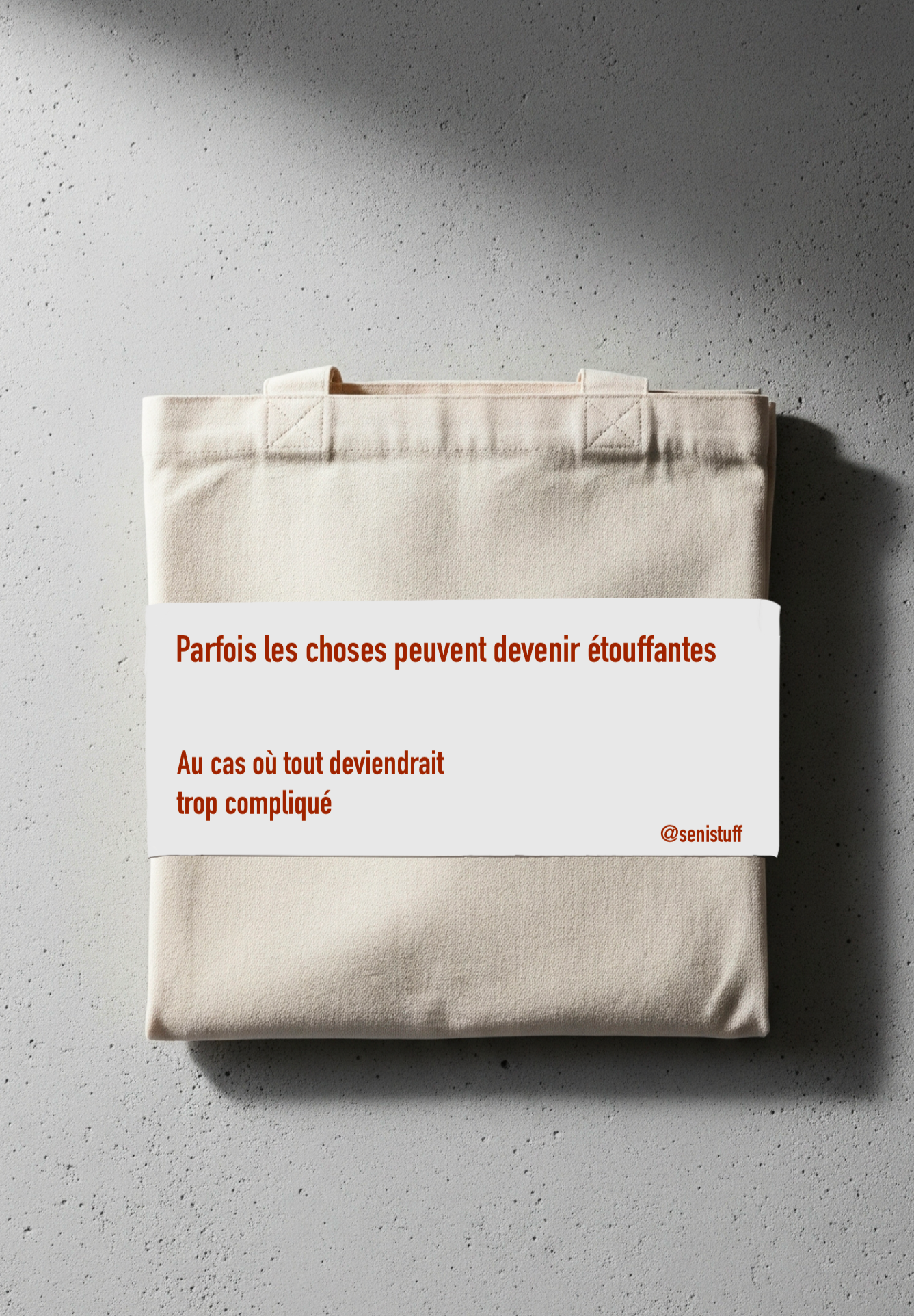 Sac en toile beige Seni'Stuff avec une citation positive imprimée en rouge sur fond neutre.